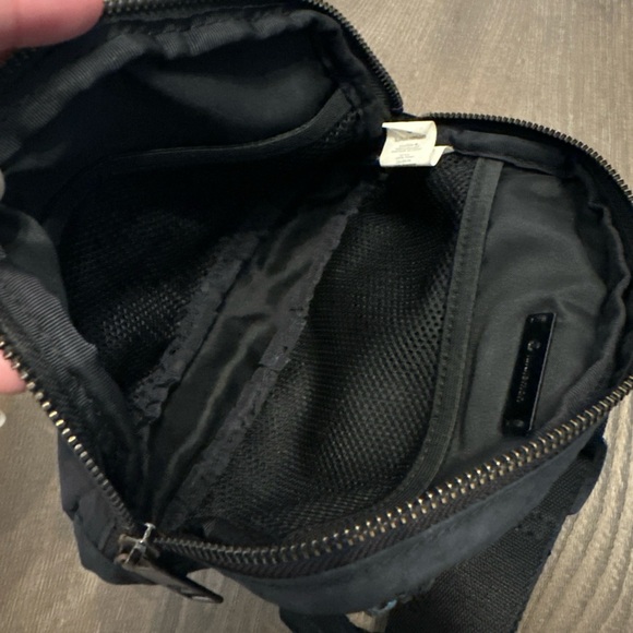 Lululemon Everywhere Belt Bag Black Crossbody Adjustable Strap - Picture 6 of 9